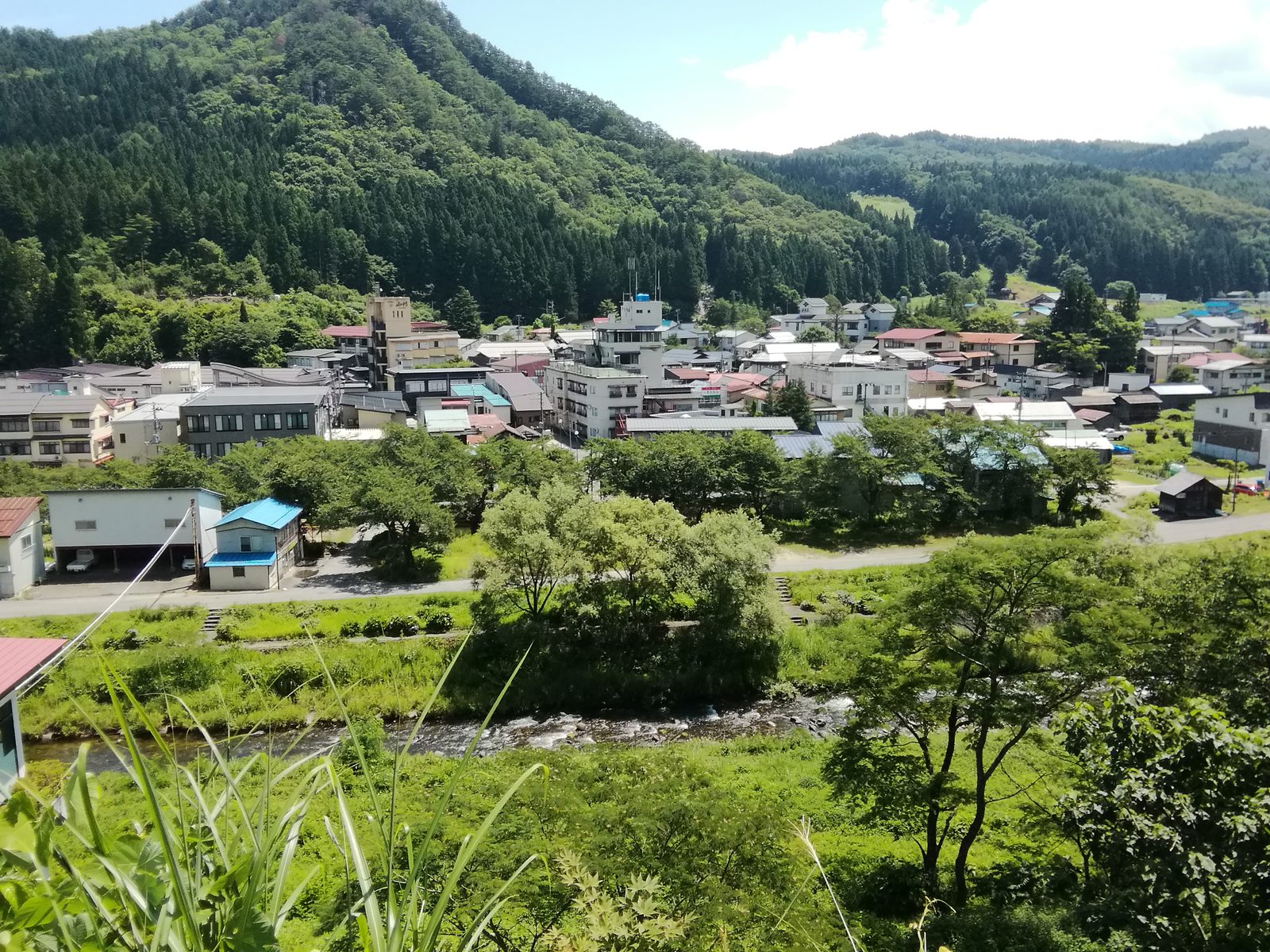 甲子大黒天本山から望む小野川温泉と山あいの景色
