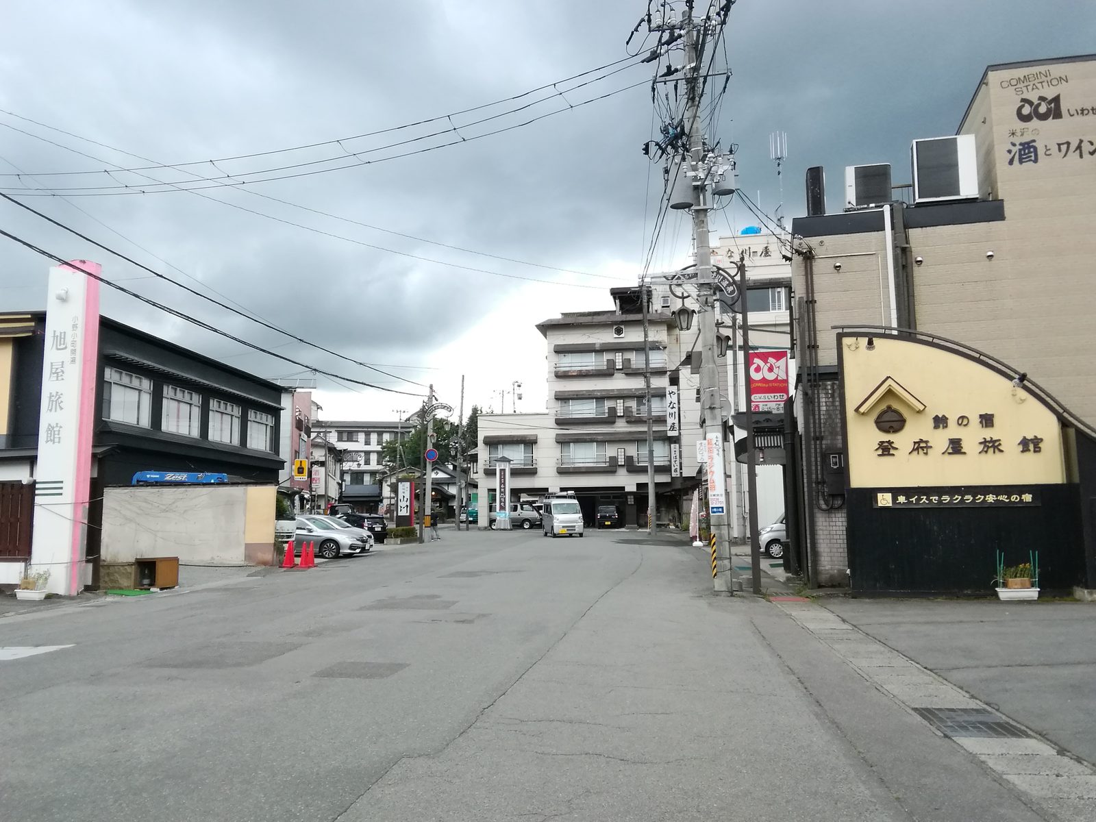 小野川温泉の温泉街の通りと旅館の様子