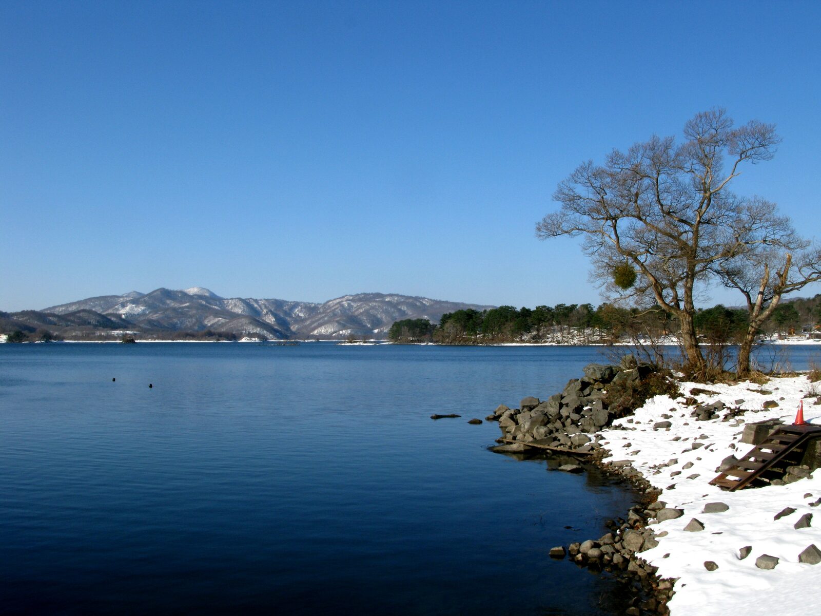 桧原湖の湖面と磐梯山