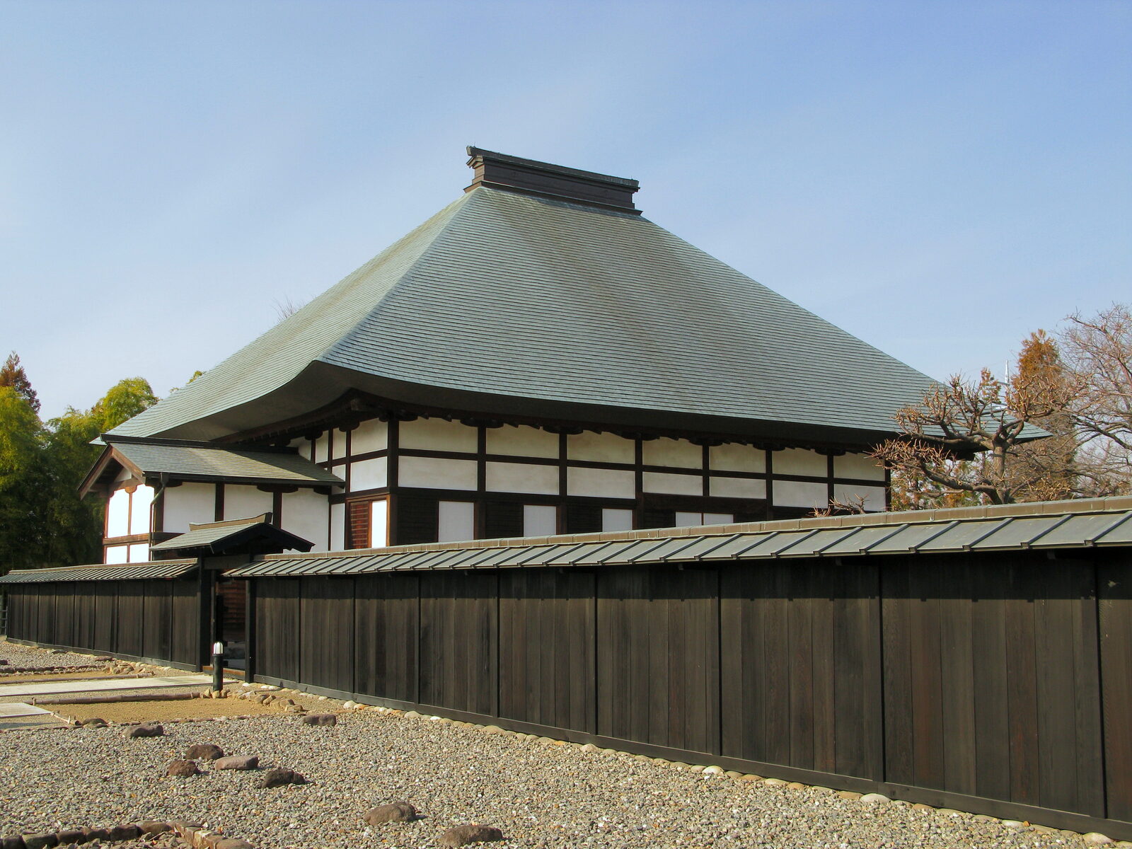 縁切寺満徳寺遺跡の本堂を別角度から見た様子