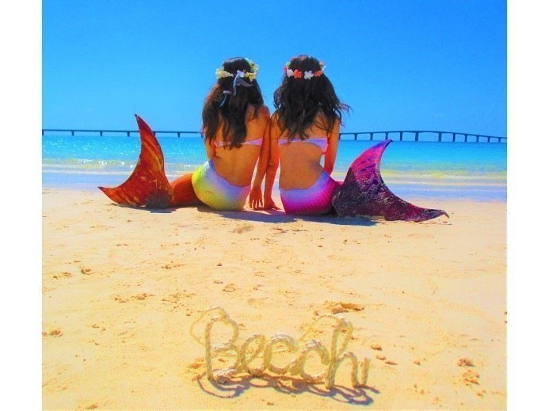 宮古島のビーチで人魚のコスチュームを着てマーメイド写真撮影を楽しむ様子