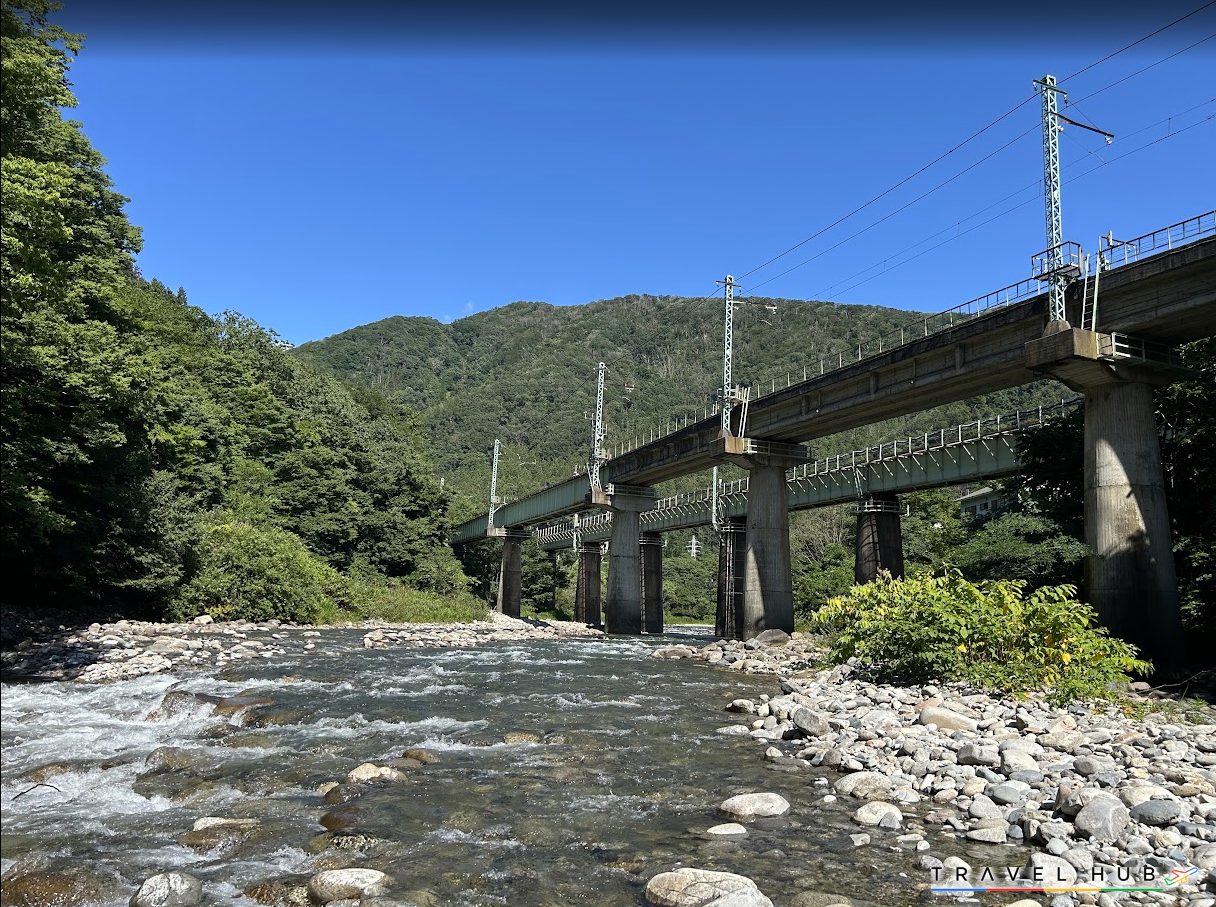 利根川の清流に架かる上越線の鉄道橋
