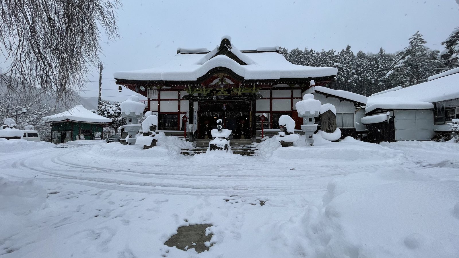 雪化粧した成田山水上寺の本堂