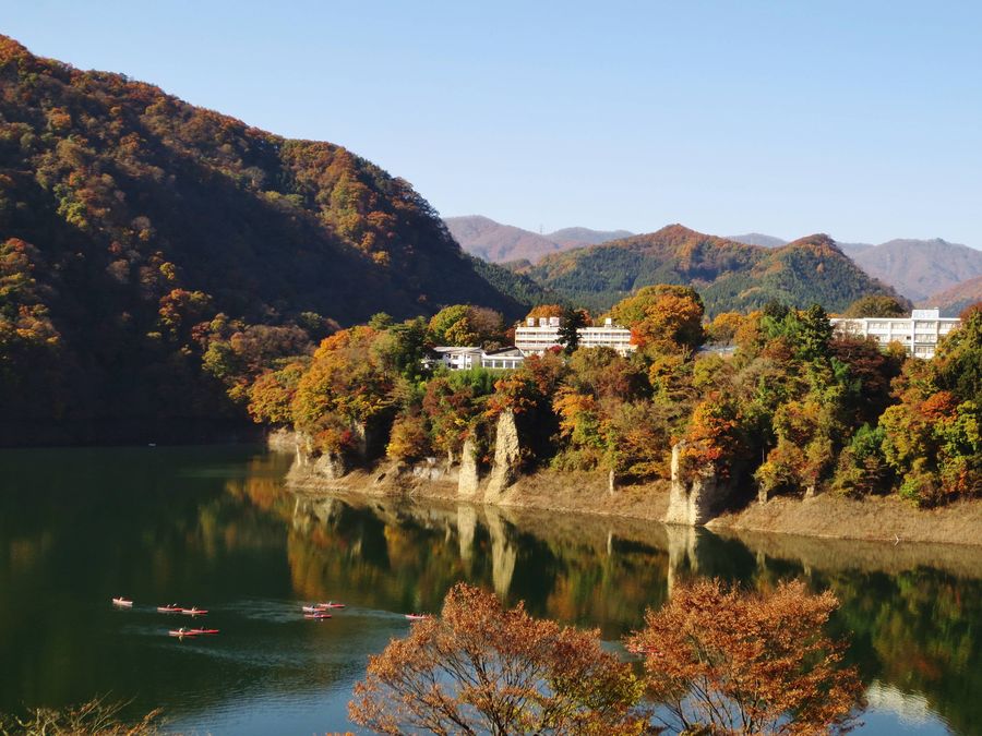 紅葉の赤谷湖と猿ヶ京温泉の宿
