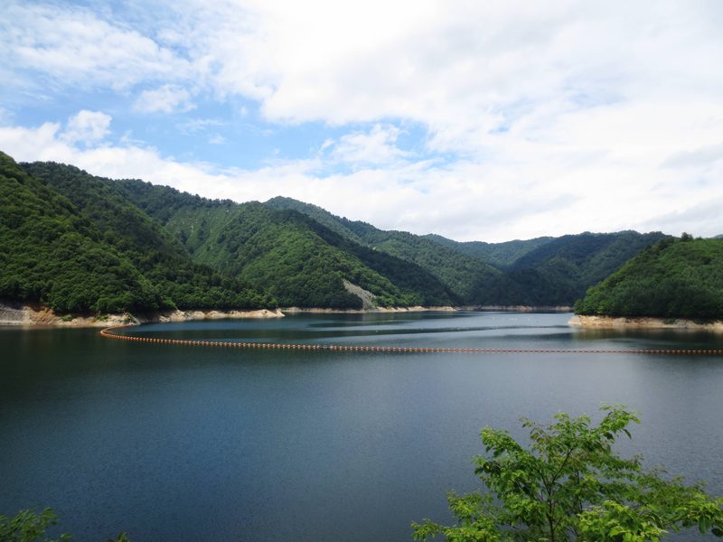 奈良俣ダムのダム湖ならまた湖の眺め