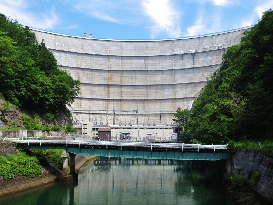 利根川最上流の矢木沢ダムのアーチ堤体