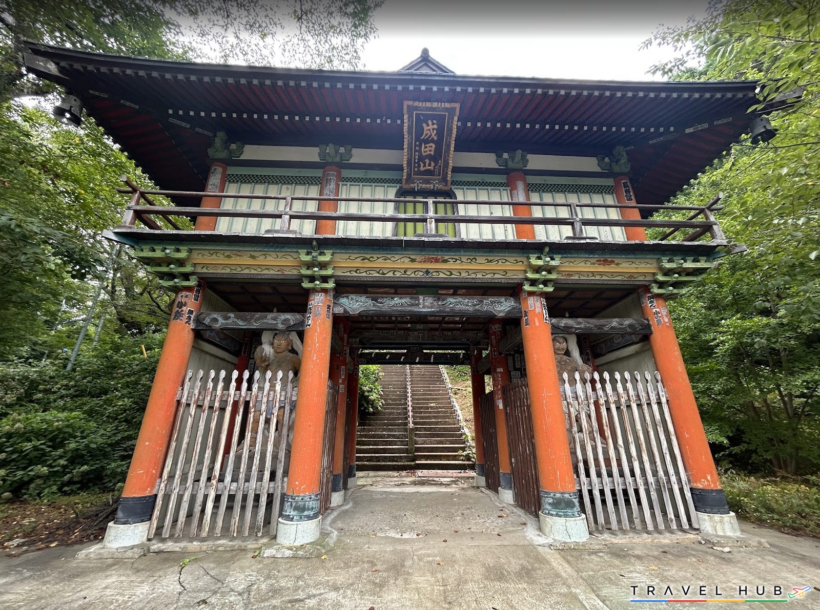 成田山水上寺の朱塗りの仁王門