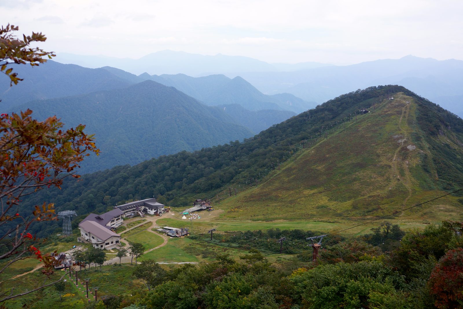 天神平から見渡す谷川連峰の山並みとロープウェイ駅舎