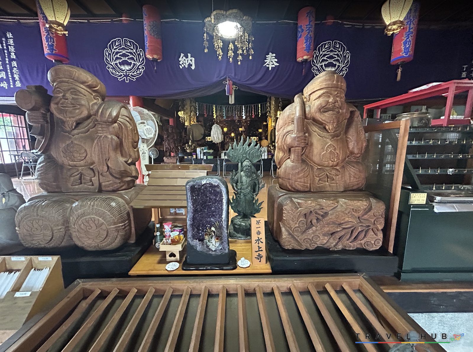 水上寺本堂に並ぶ大黒天と恵比寿の木彫像