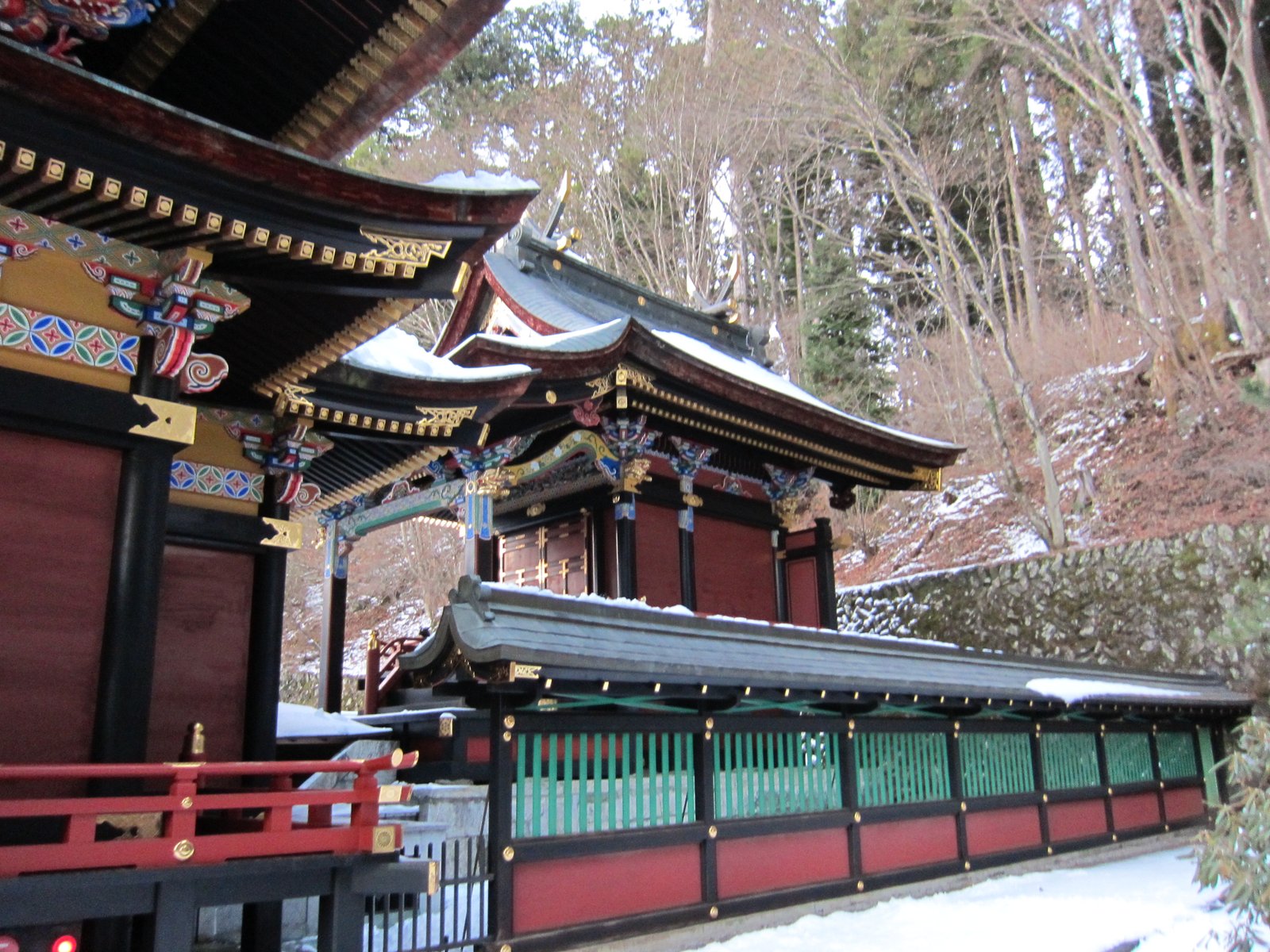 三峯神社の本殿と回廊
