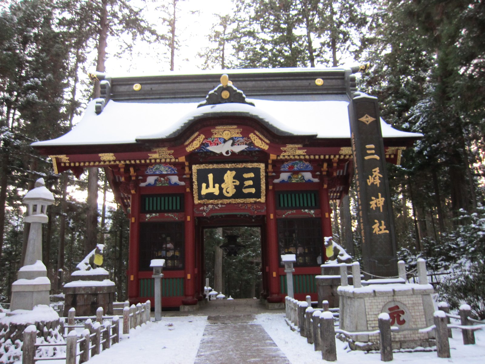 雪化粧した三峯神社の随身門