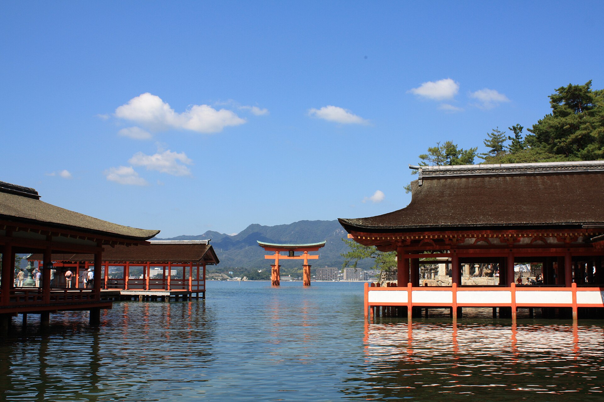 潮が満ちて海に浮かぶ厳島神社の大鳥居