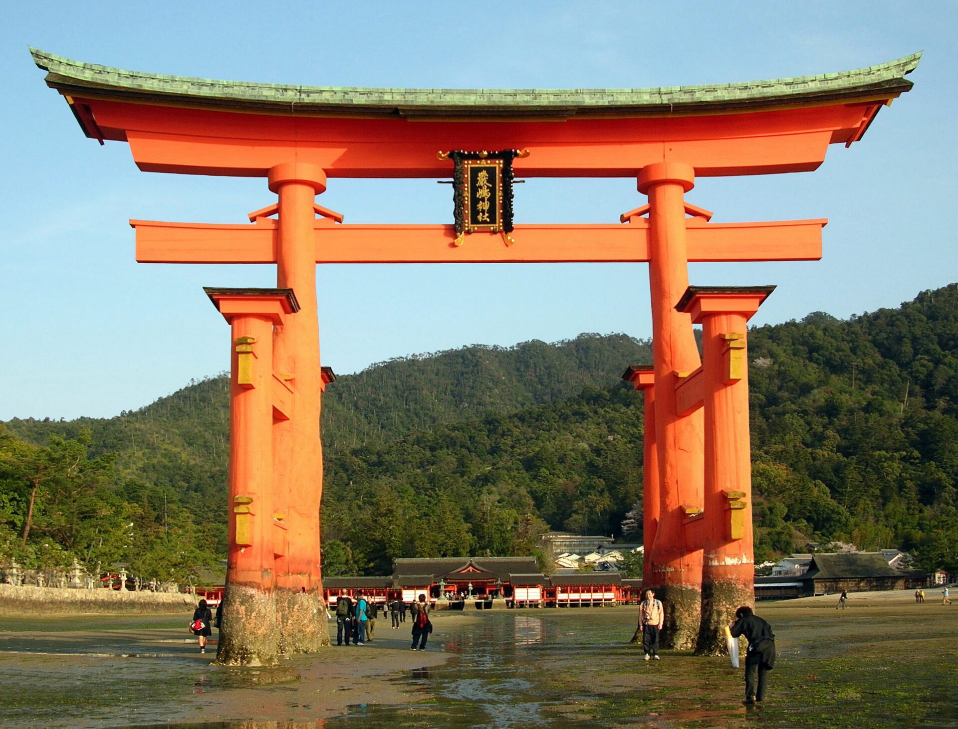 潮が満ちた厳島神社の社殿と大鳥居