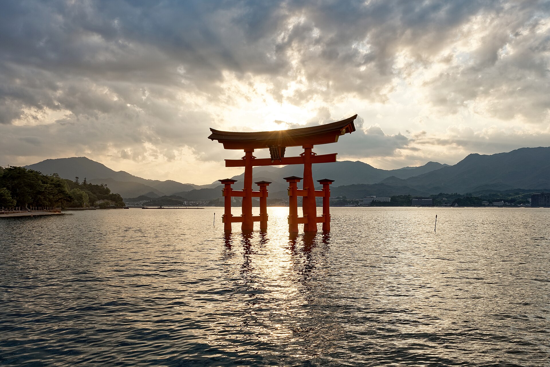 大鳥居のその先へ。宮島 地元グルメの旅