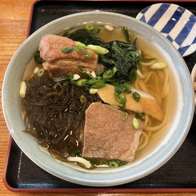 三枚肉がのった宮古そば。カツオだしの澄んだスープと平麺