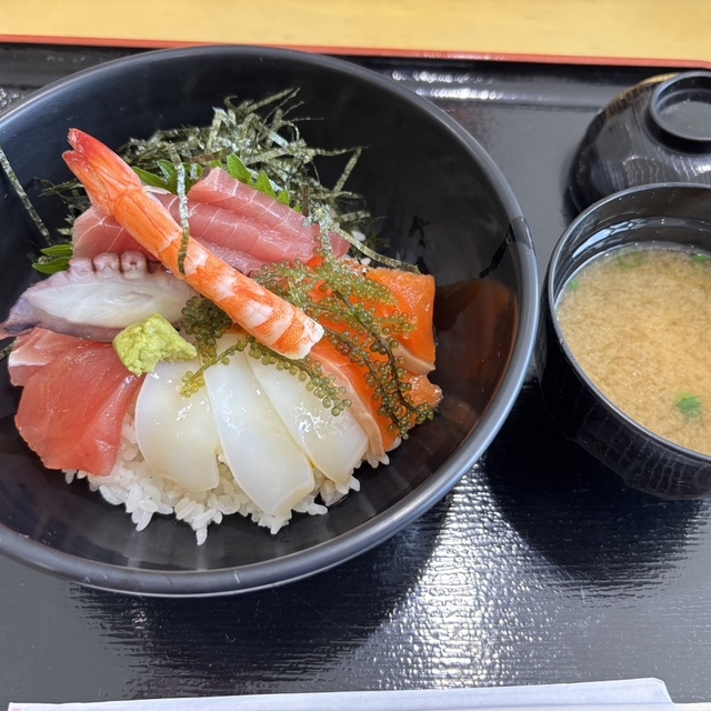 佐良浜港の食堂の海鮮丼