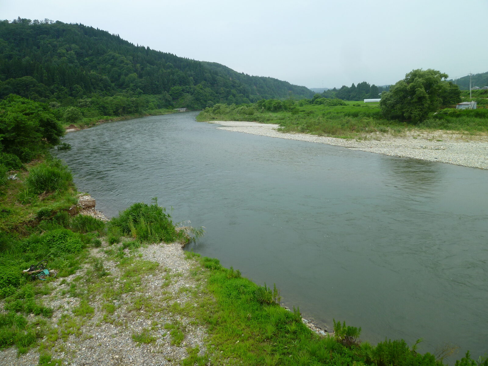 長者原橋から望む小国川の流れ、舟形町