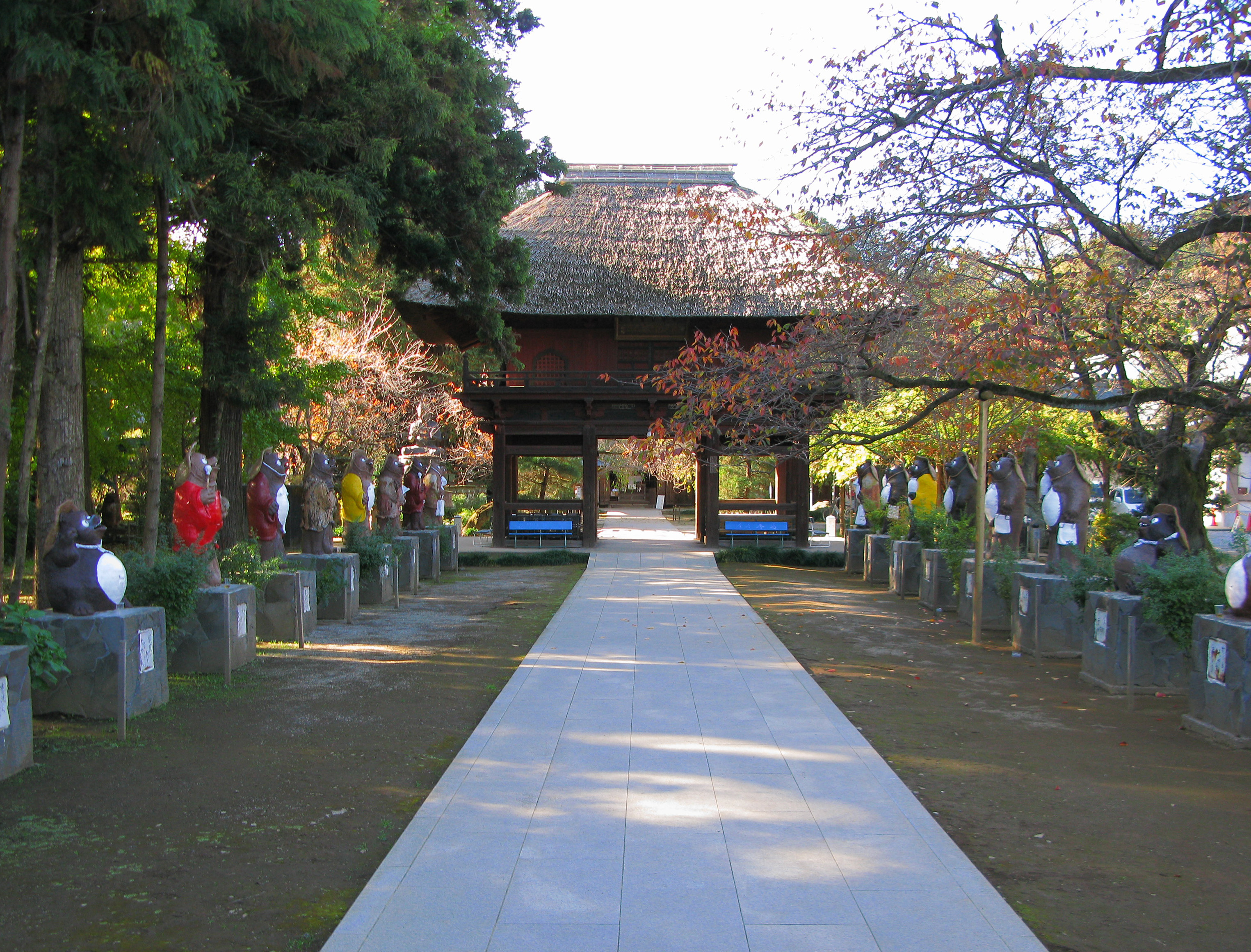 茂林寺の参道と赤門