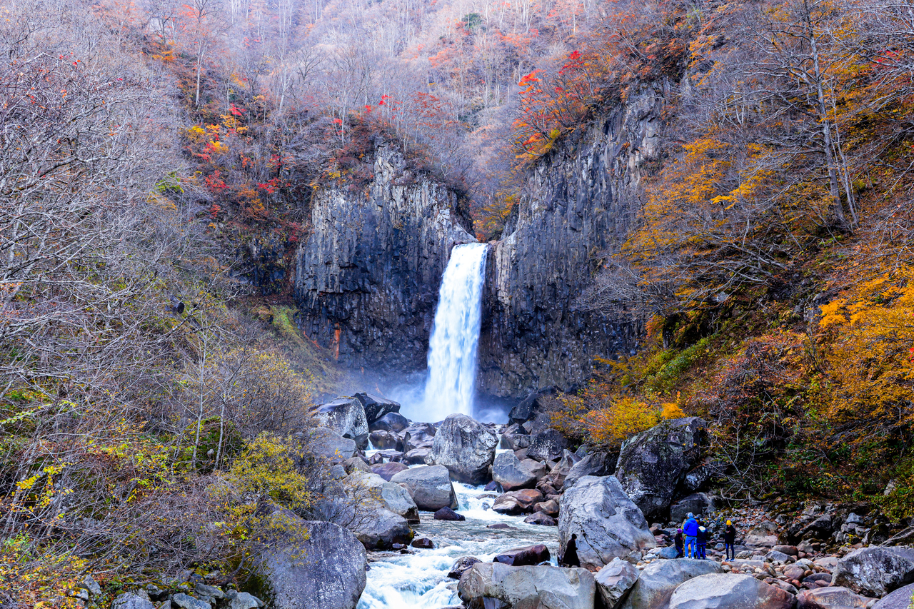 紅葉に包まれた妙高市杉野沢の苗名滝
