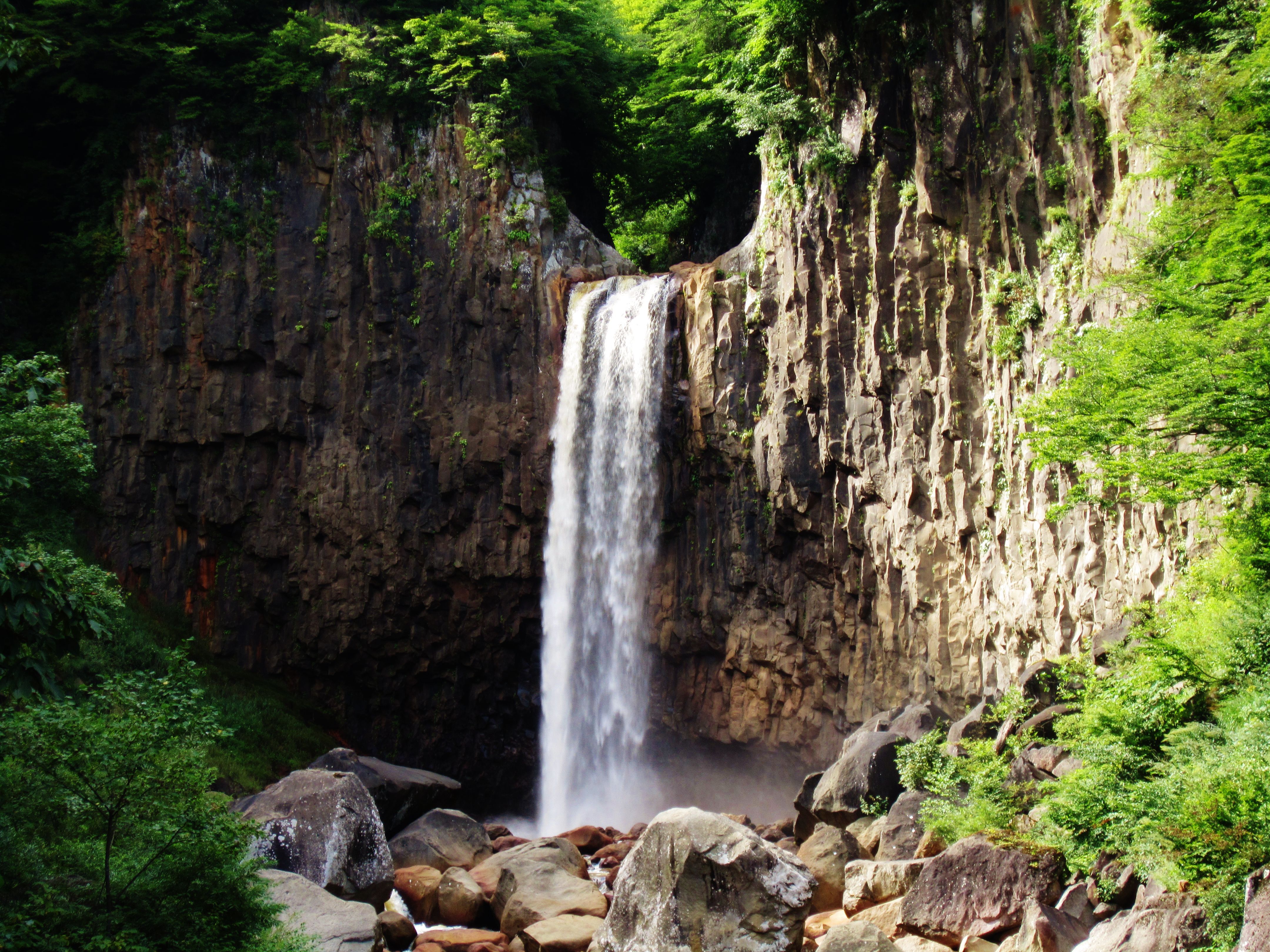 滝つぼ近くから見上げる苗名滝の水しぶき