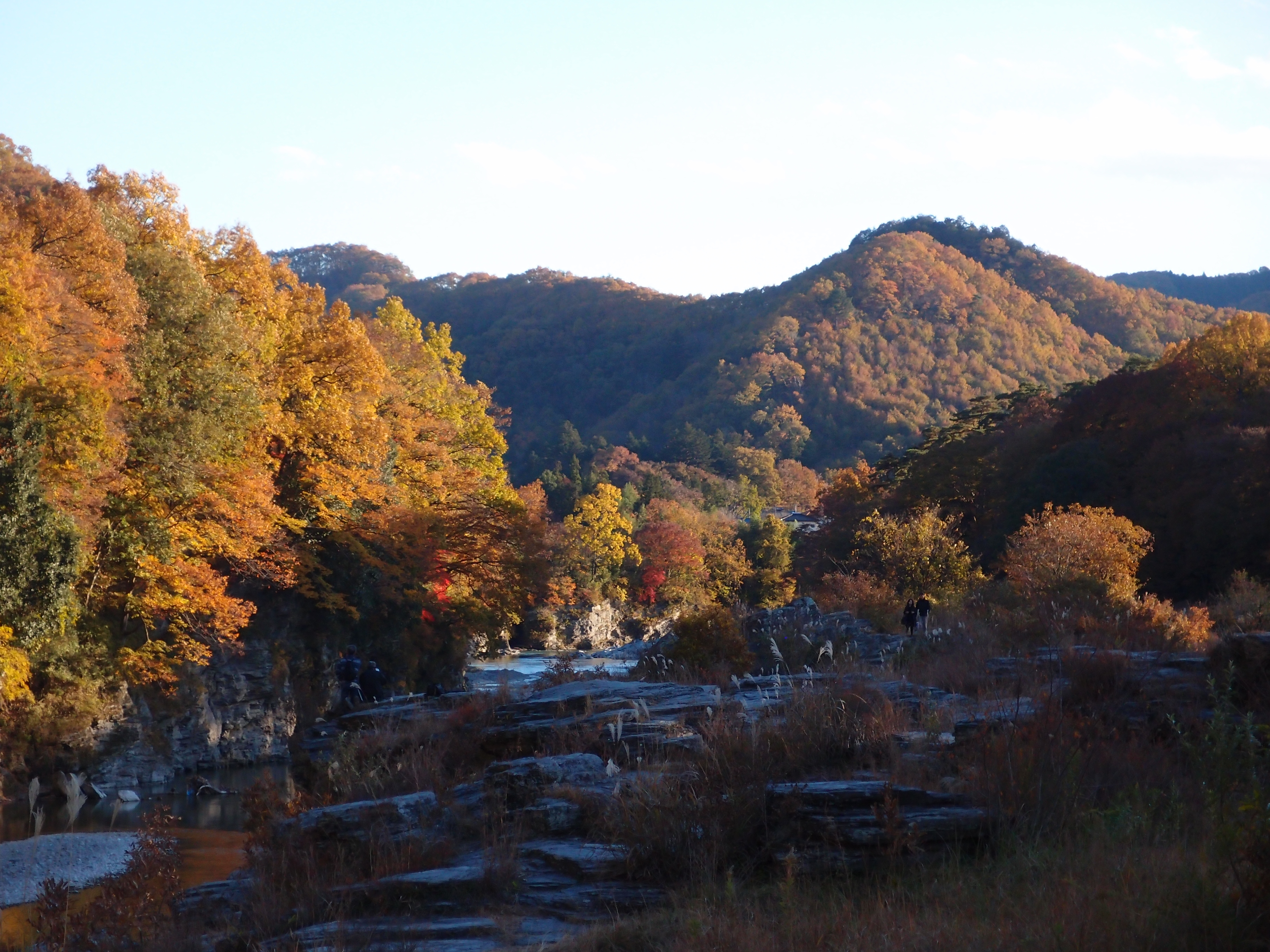 長瀞岩畳と荒川、山並みの風景