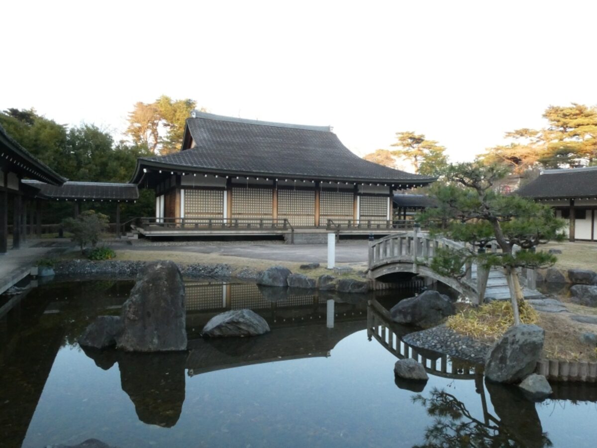 勿来の関公園にある吹風殿の外観