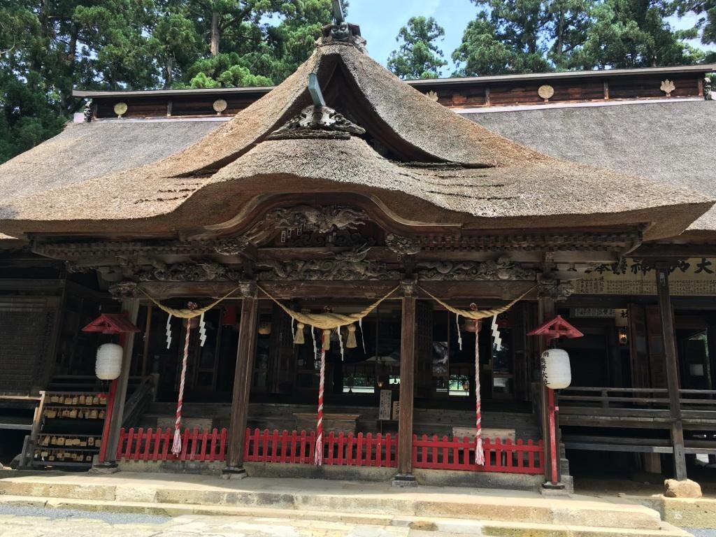 熊野大社拝殿に下げられた大きな鈴