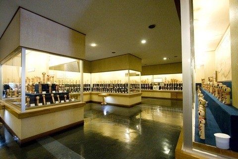 日本こけし館に並ぶ伝統こけし