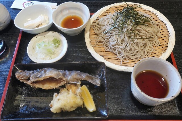 旬菜処いずみの岩魚のからあげとそばのセット