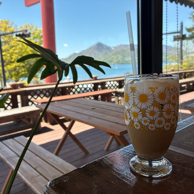 コーヒーショップスプーンから中禅寺湖を望むドリンク