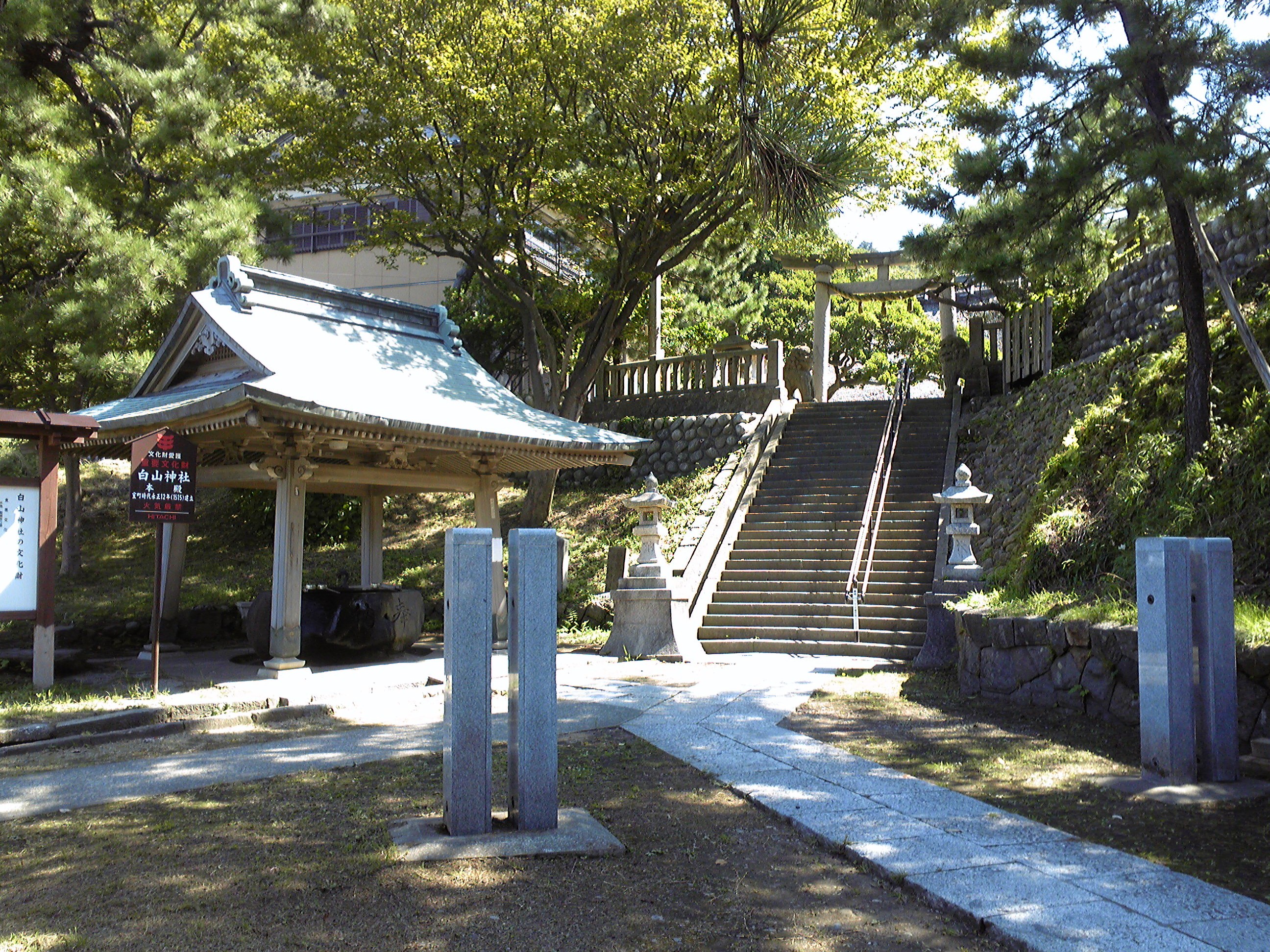 能生白山神社の石段と社殿