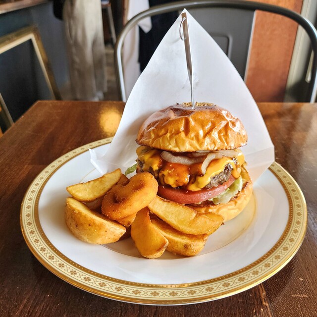 コザのグルメバーガー。厚いパティと自家製バンズ
