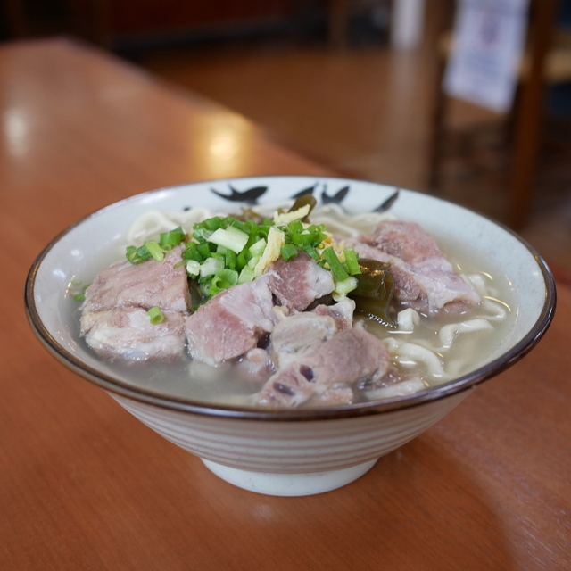 ゆし豆腐がのった沖縄そば。あっさりしたカツオだし