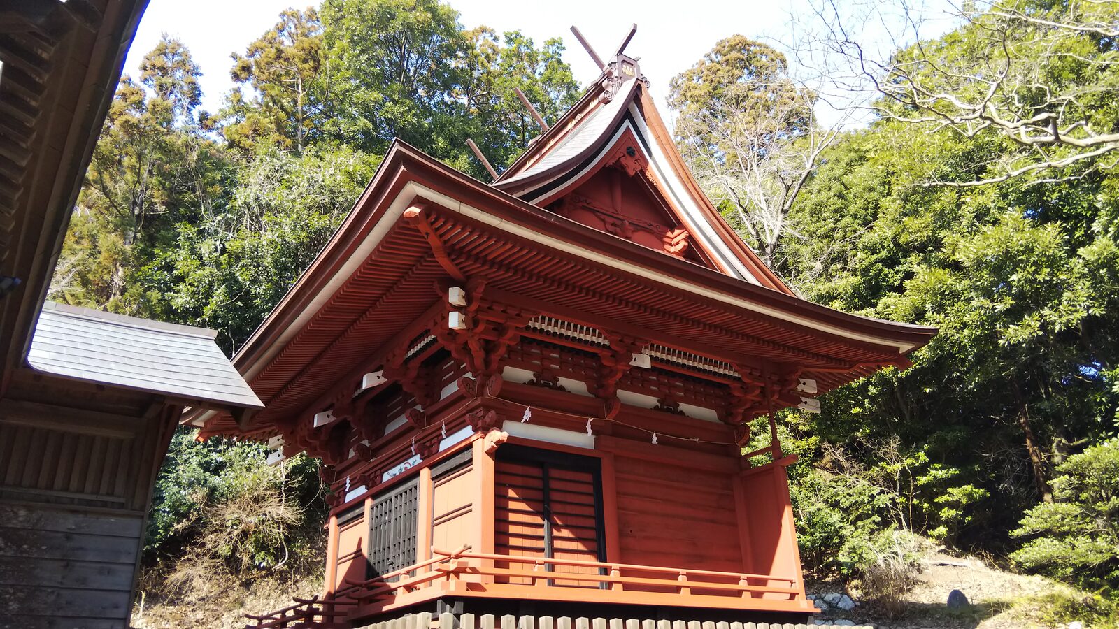 大國魂神社の朱塗りの本殿