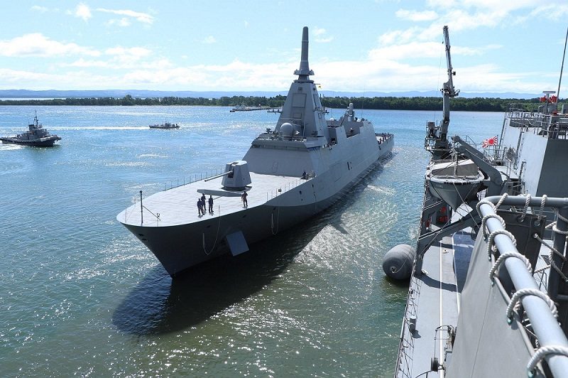 大湊港に入港する海上自衛隊の護衛艦