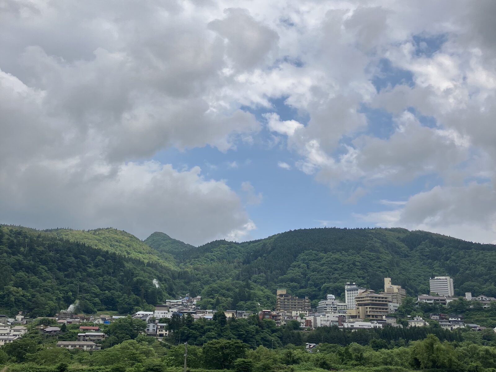 山あいに広がる鳴子温泉の温泉街の遠景