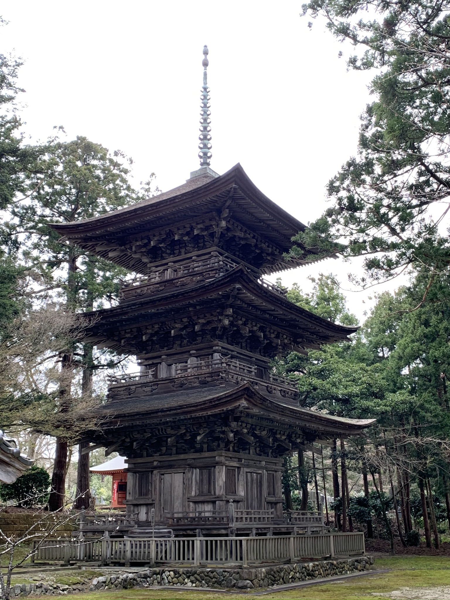 木立の中にそびえる乙宝寺の三重塔