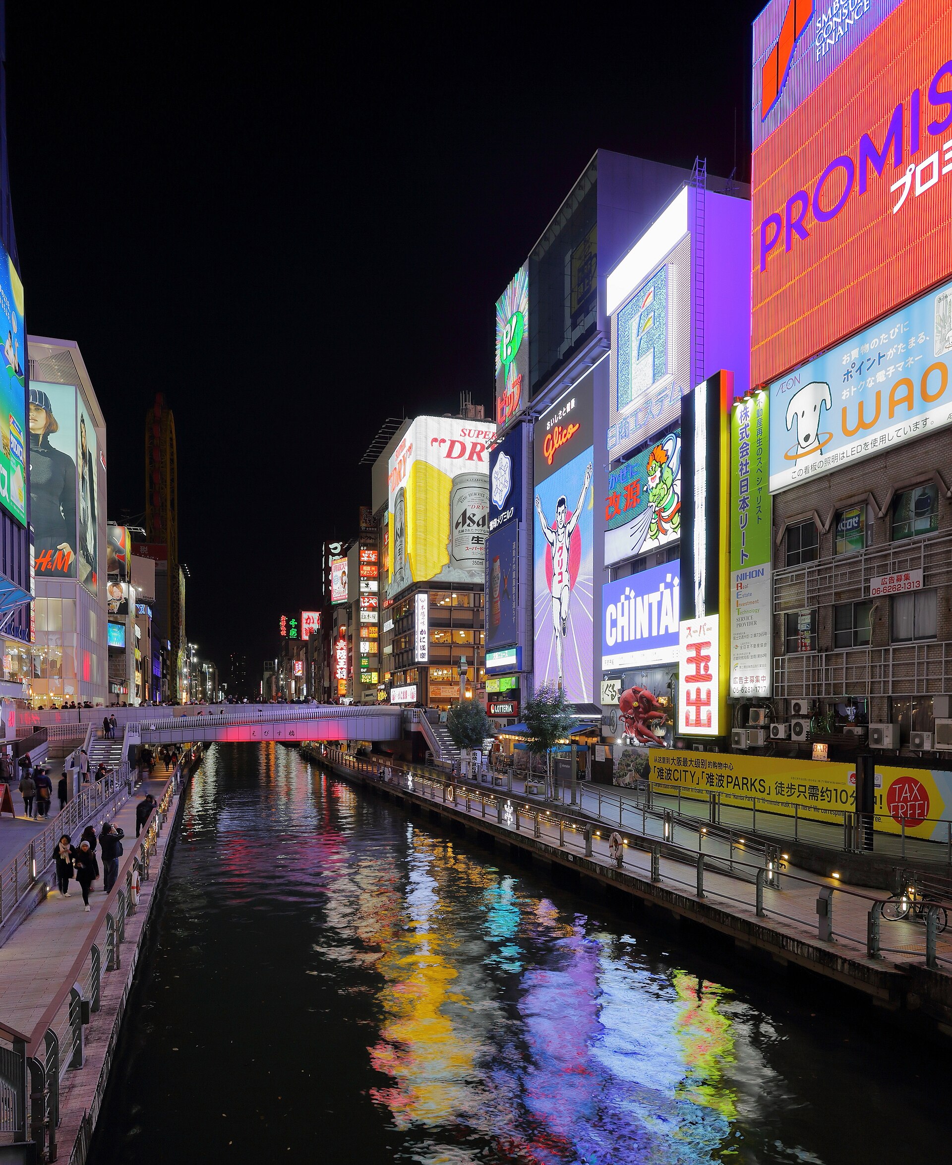 道頓堀の夜景。ネオンが川面に映る大阪ミナミの夜