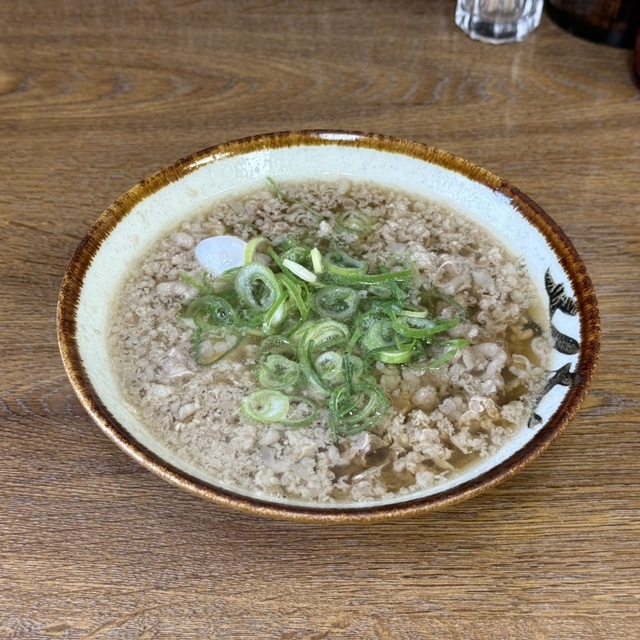 うどん出汁に牛肉を落とした大阪名物の肉吸い