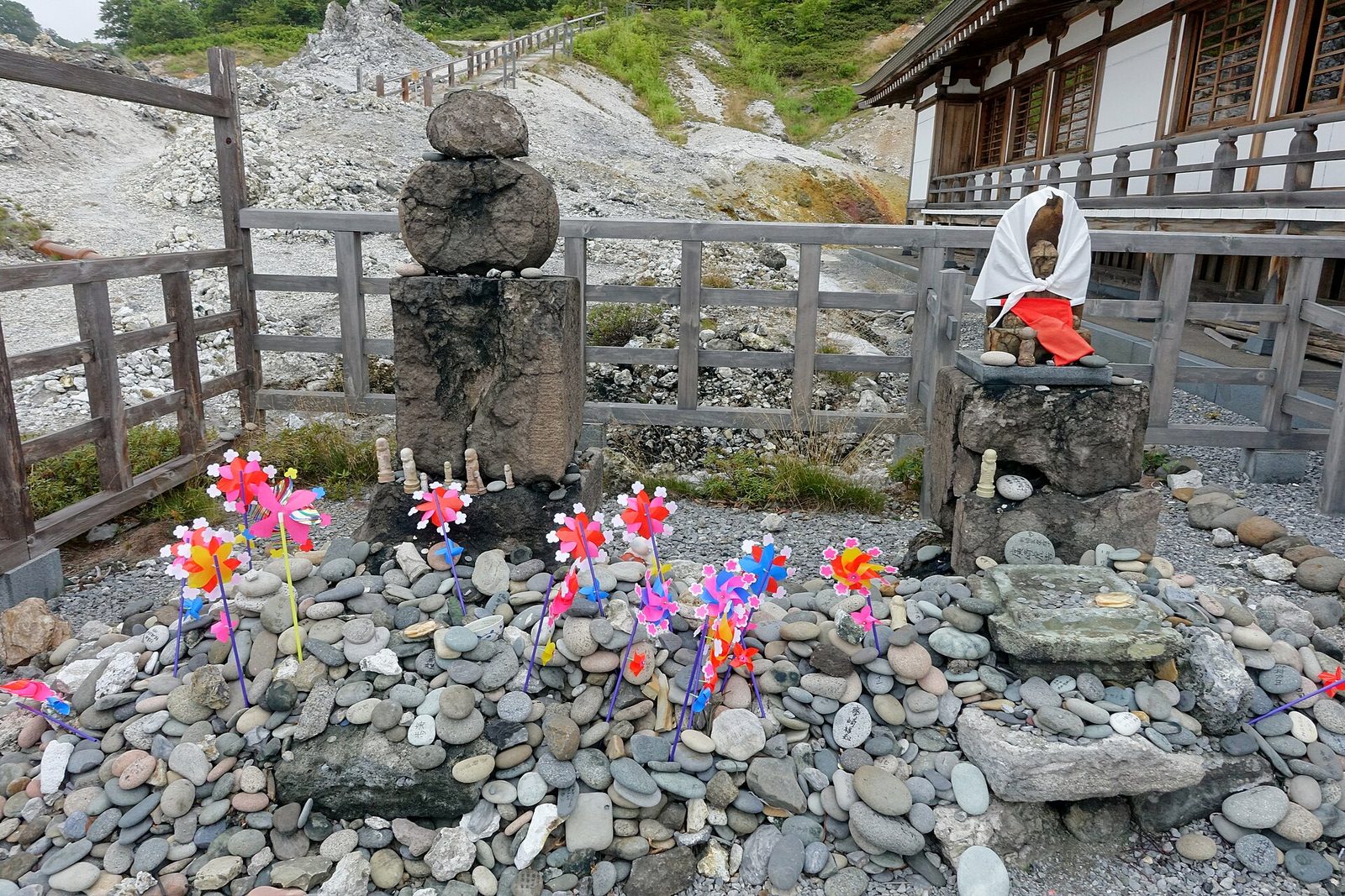 賽の河原の地蔵尊と手向けられた風車