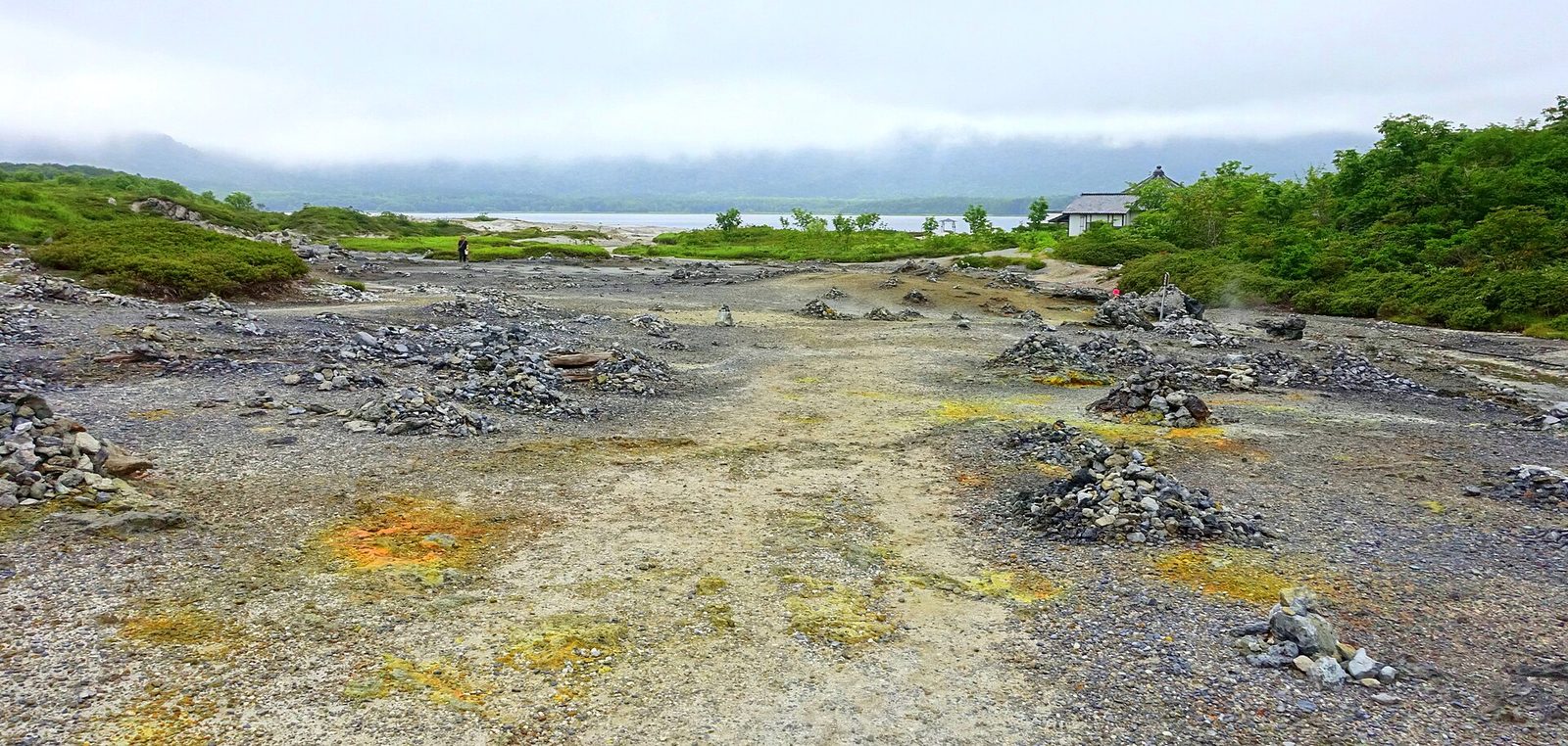 硫黄が噴き出す地獄地帯と宇曽利湖