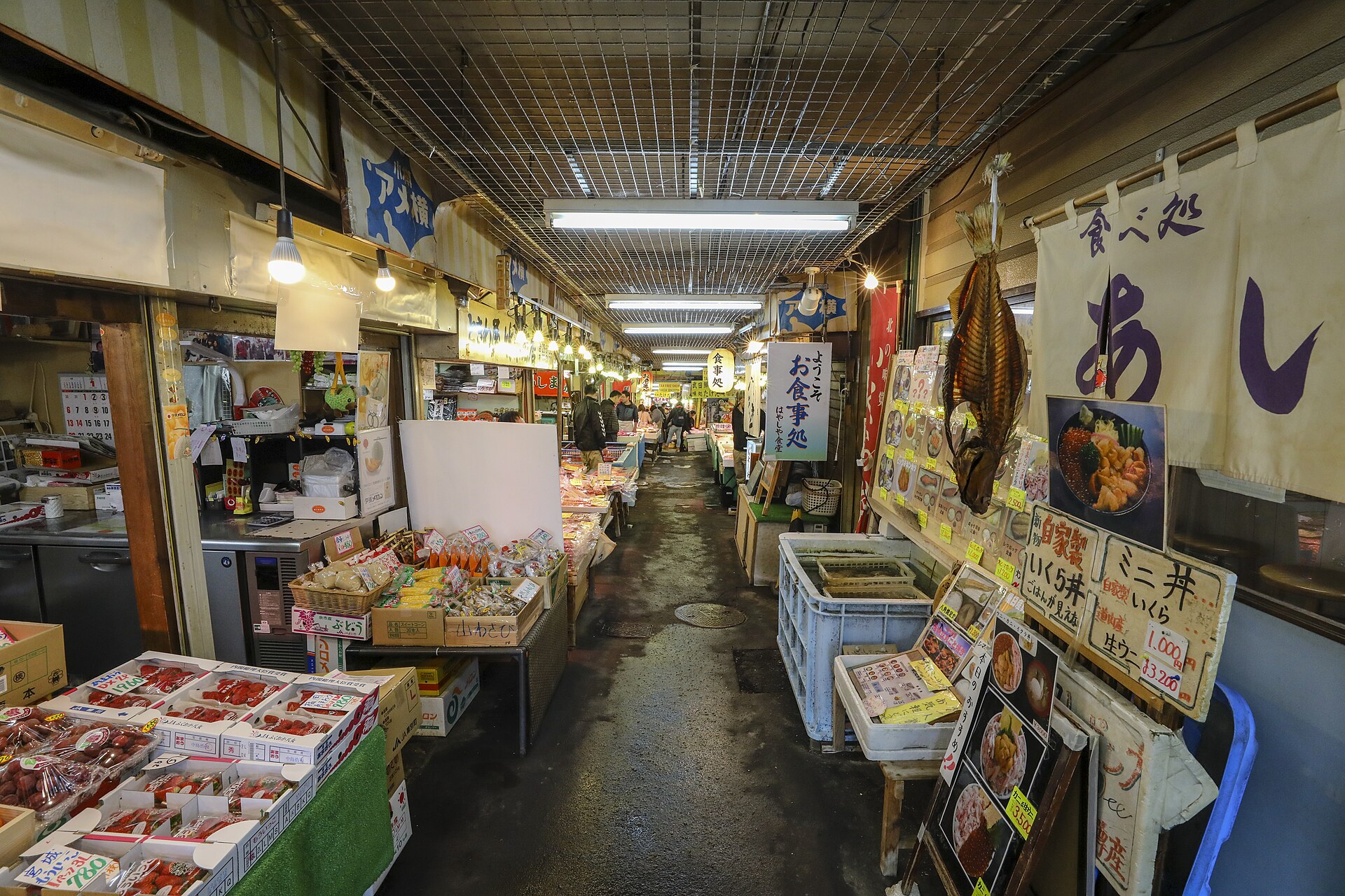 小樽駅前の三角市場の細い通路と鮮魚店