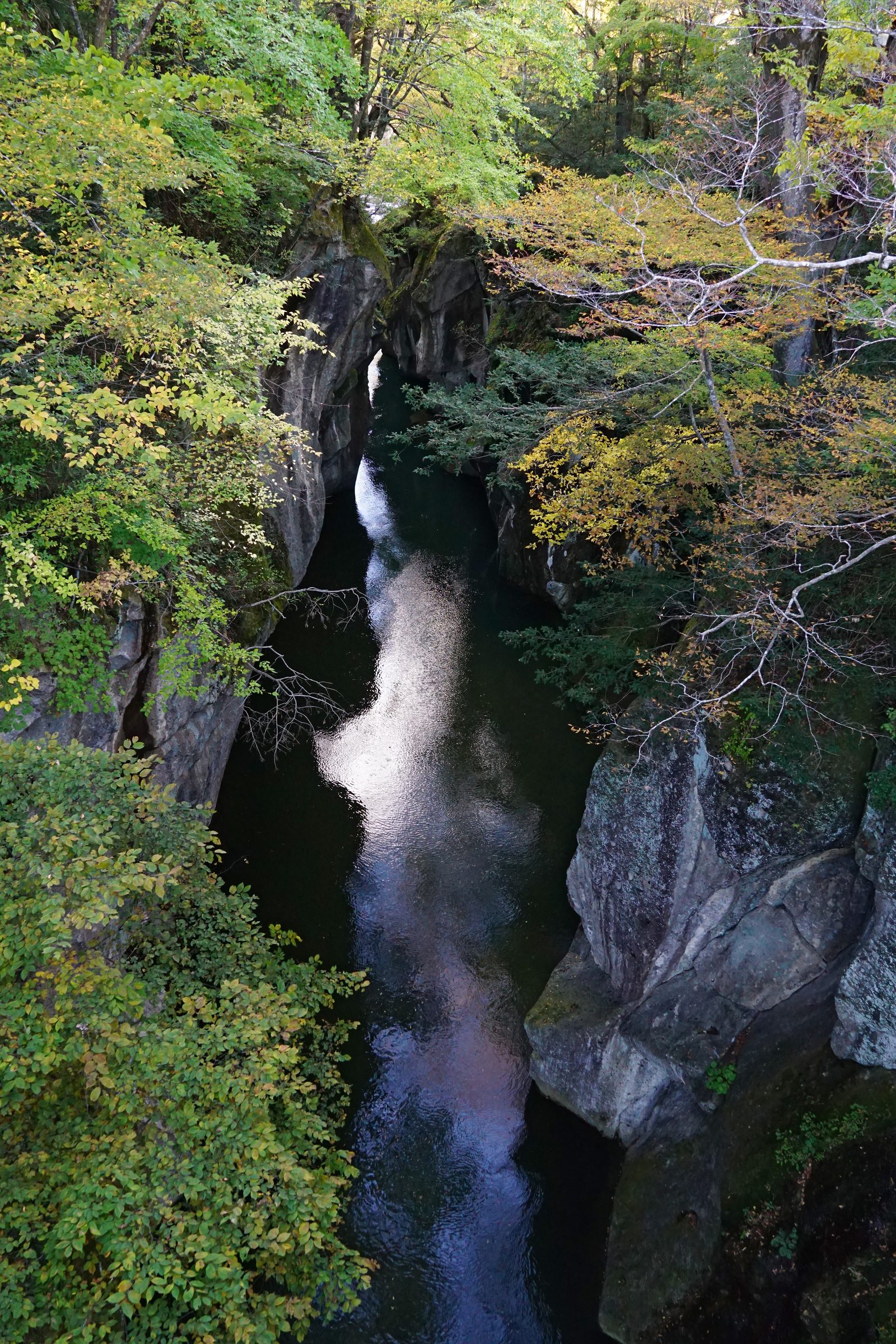 磊々峡の奇岩と清流