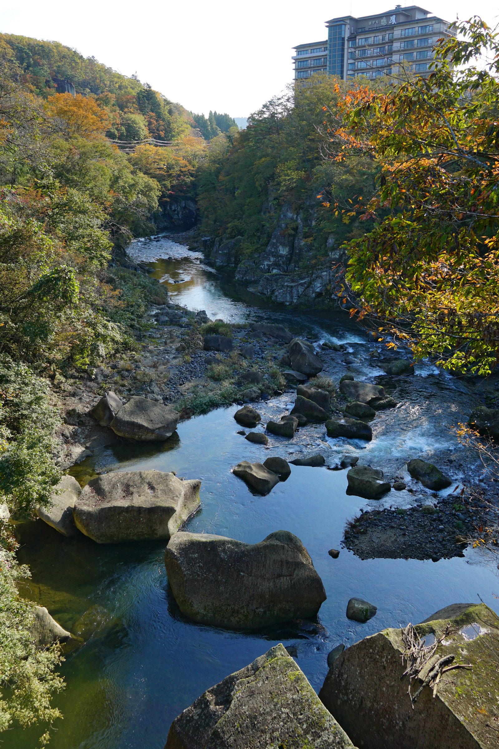 磊々峡から望む秋保温泉街
