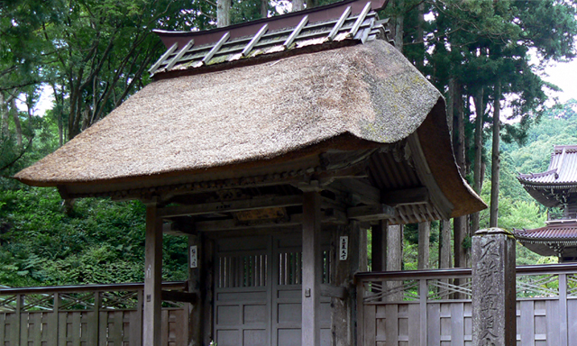 かやぶき屋根の林泉寺惣門