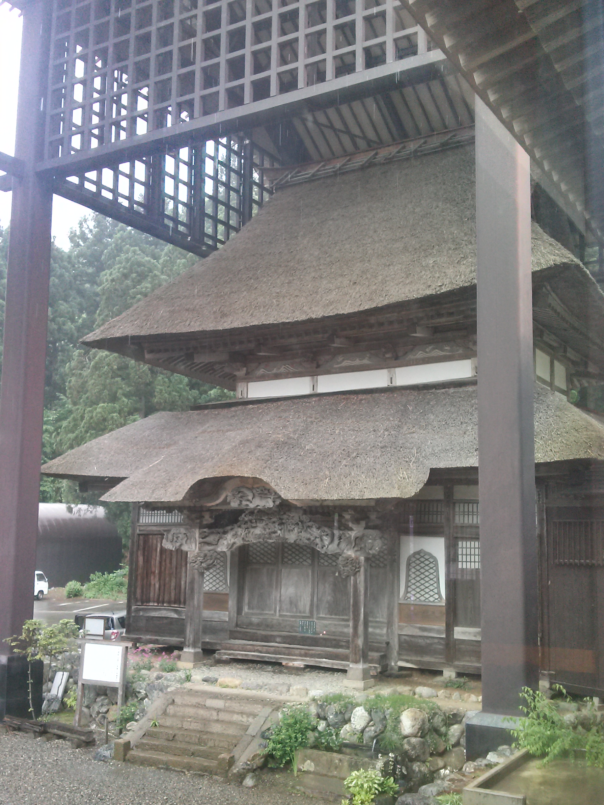 西福寺開山堂の茅葺屋根と唐破風の彫刻