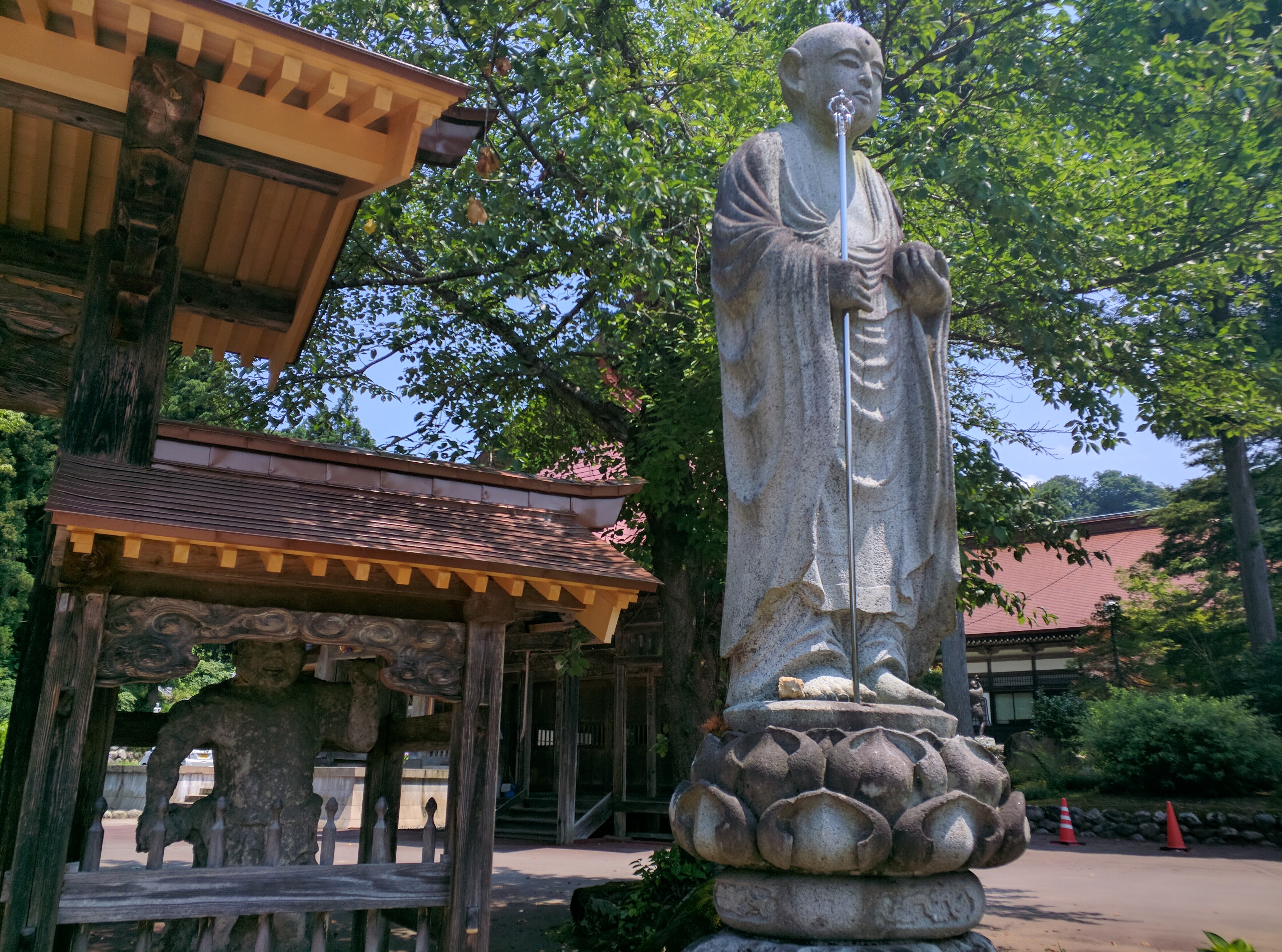 西福寺境内の石像と本堂