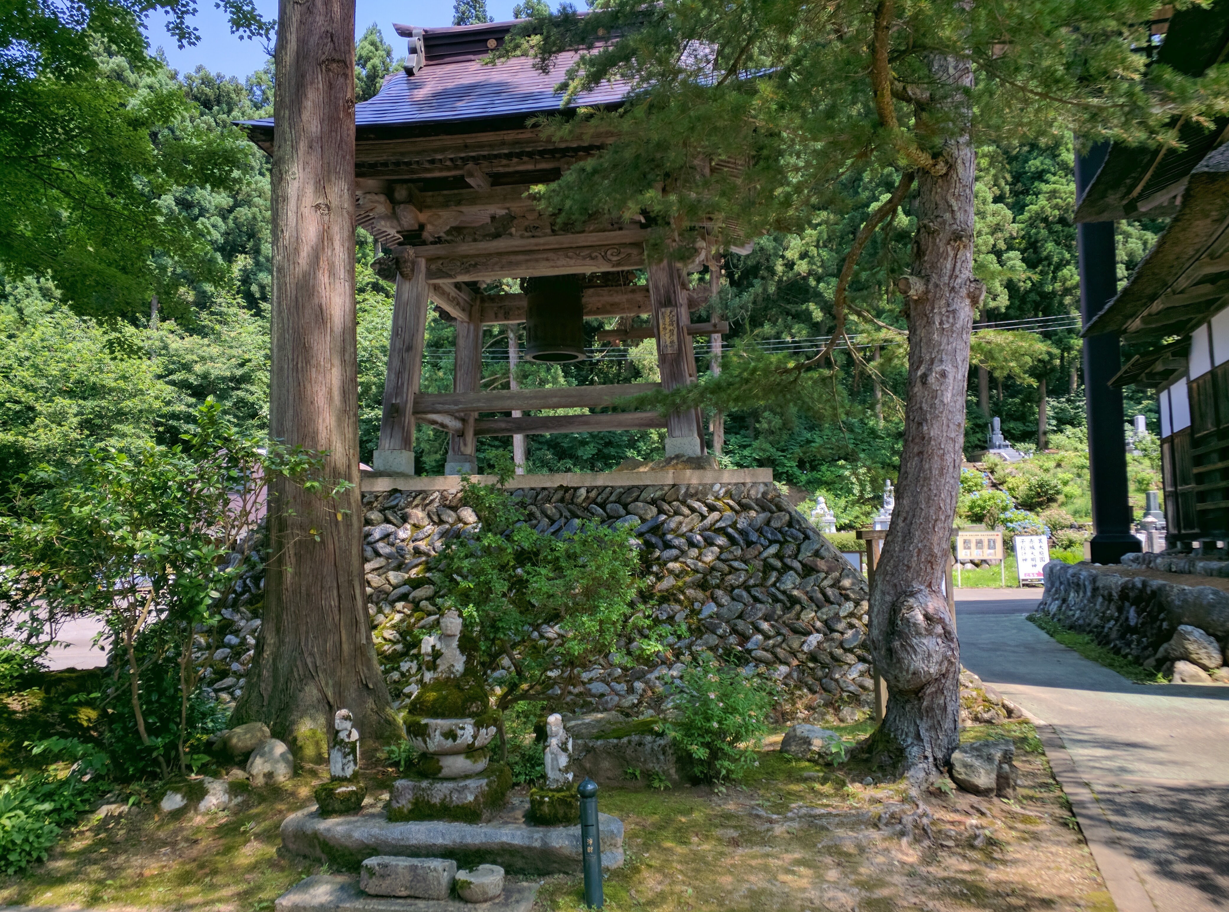 西福寺の鐘楼と石仏が並ぶ参道