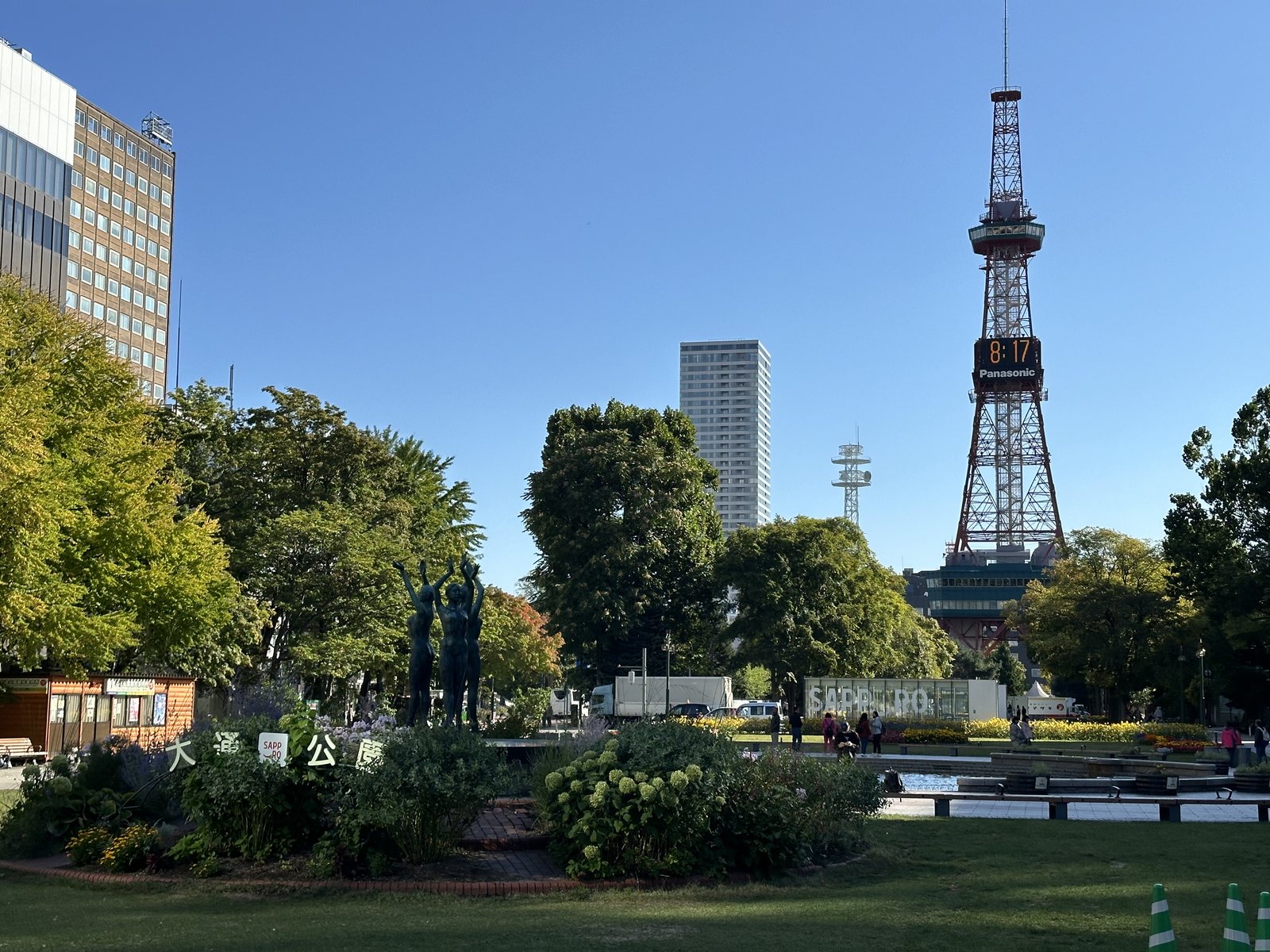 緑豊かな札幌の大通公園と街並み