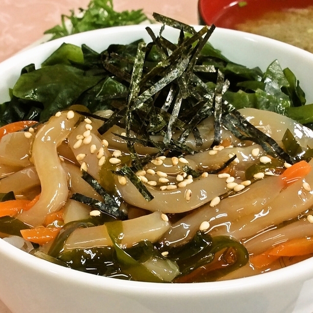 ウニやイクラがのった北海道の海鮮丼